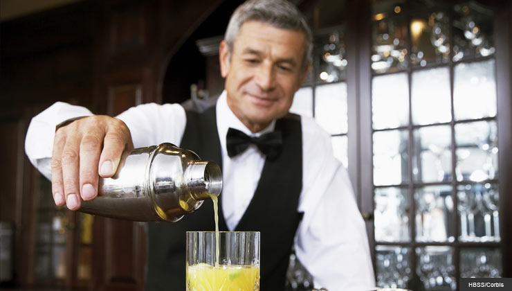 Barman mayor sirviendo un trago