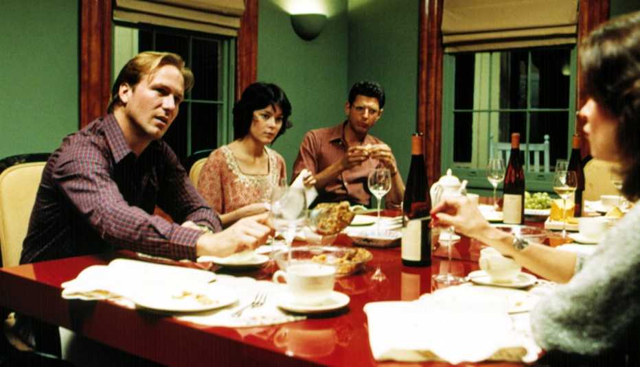 William Hurt, Meg Tilly, Jeff Goldblum, JoBeth Williams seated around dinner table in scene from The Big Chill