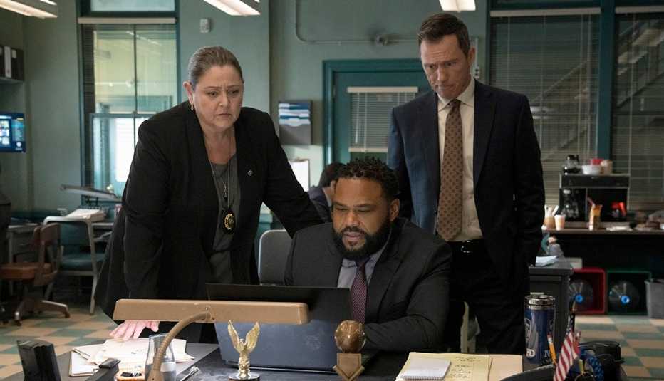 Camryn Manheim, Anthony Anderson and Jeffrey Donovan in costume on the set of 'Law & Order'