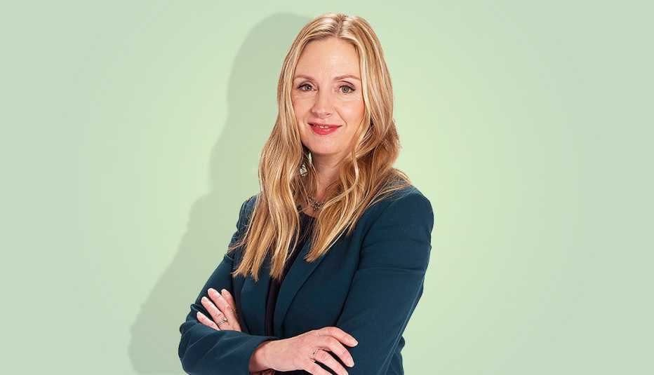 hope davis standing with arms crossed