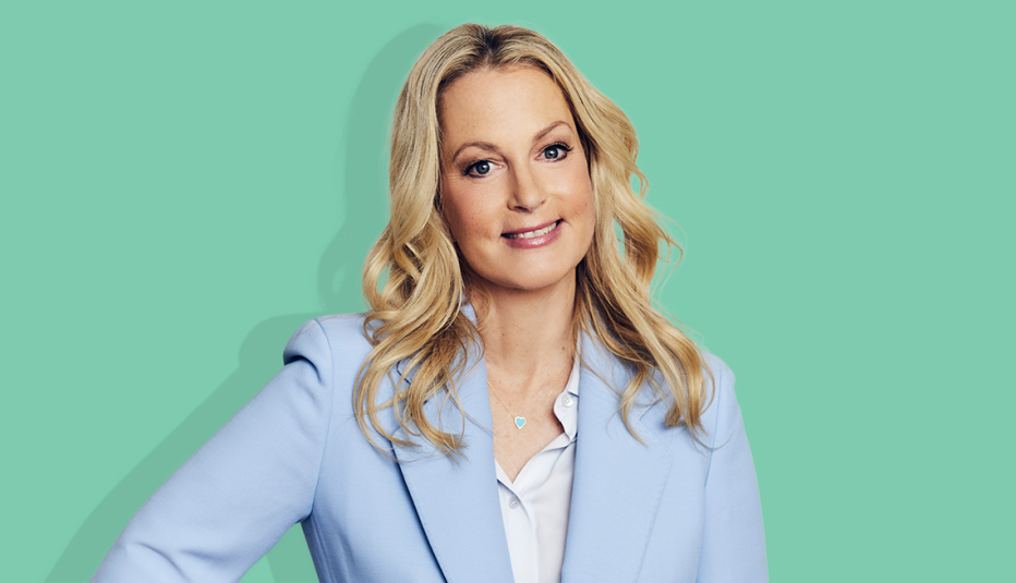 ali wentworth against mint green background