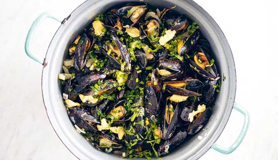 mussels in a pot