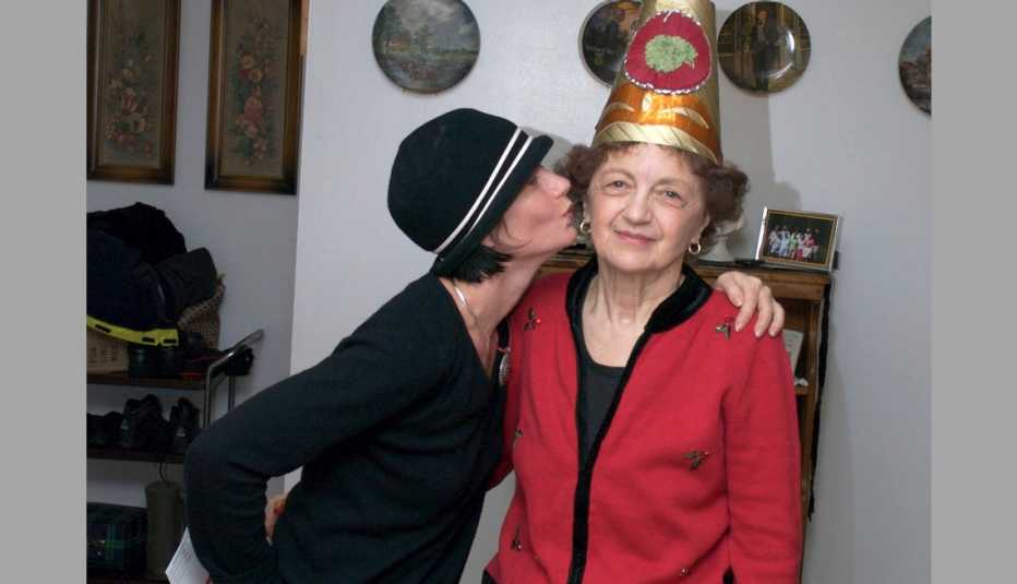 Sherry Richert Belul kissing her mother on the cheek