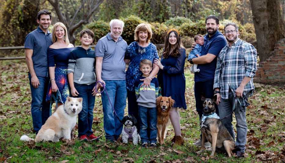 gary and bobbi rafaloff in the center of a family photo pictured are their children with their spouses and grandchildren and four family dogs