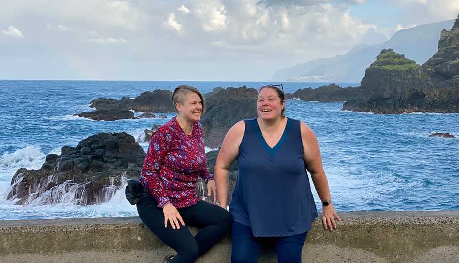 Cassandra Brooklyn and her sister Samantha Ruiz on their vacation trip together