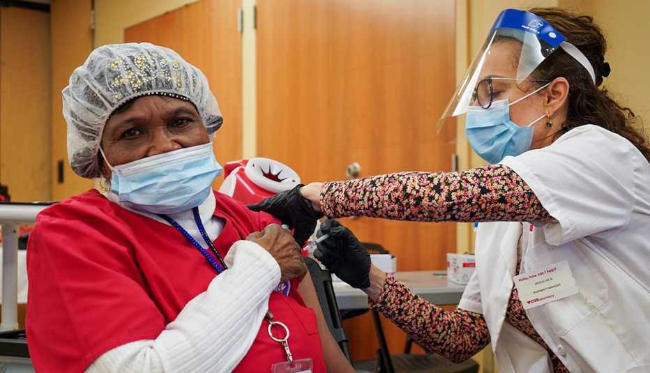 certified nursing assistant baretta bently gets a vaccine