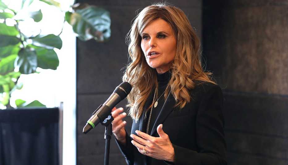 Maria Shriver speaking into a microphone at a Women's Alzheimer's Movement event