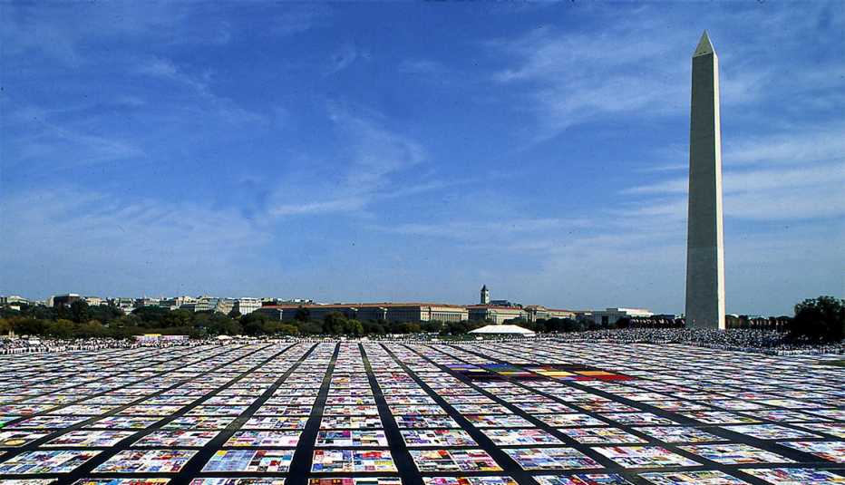 The AIDS Memorial Quilt spans across the entire National Mall in October 1996. 