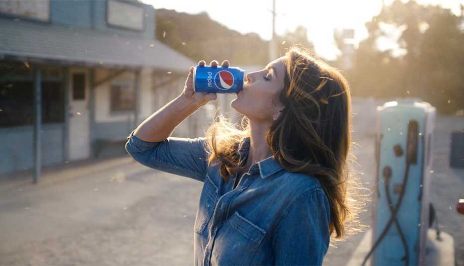 Cindy Crawford drinks a Pepsi