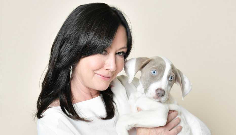 shannen doherty posing for a portrait at hallmark channel and american humanes hero dog awards in beverly hills california
