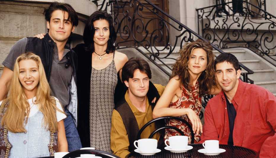 season 1 cast of friends seated outside of cafe