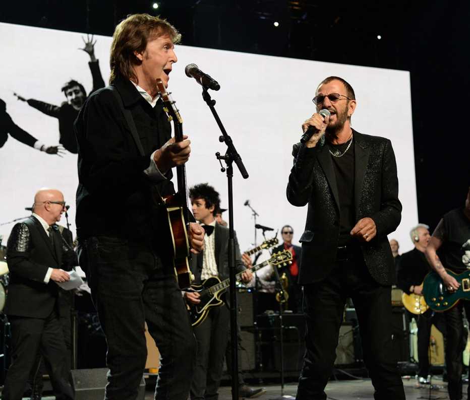 paul mccartney left and ringo starr right perform during the thirtieth annual rock and roll hall of fame induction ceremony in two thousand and fifteen