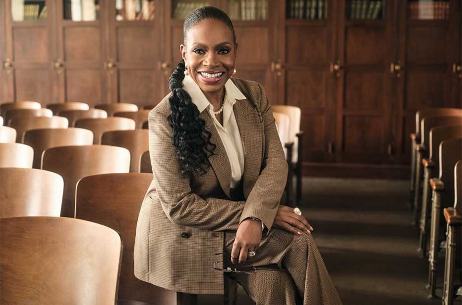 actress sheryl lee ralph wearing a blazer and slacks in a classroom