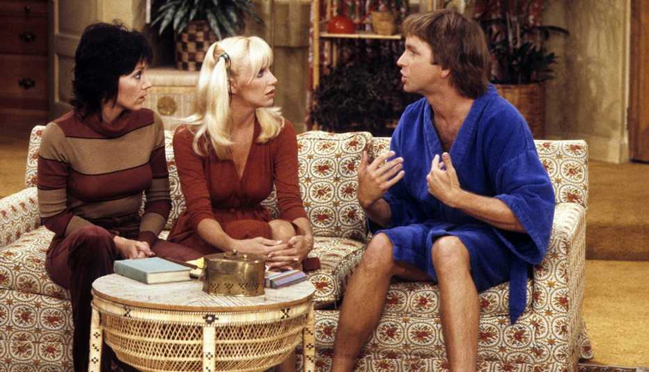 joyce dewitt suzanne somers and john ritter sitting on a couch in a scene from three's company