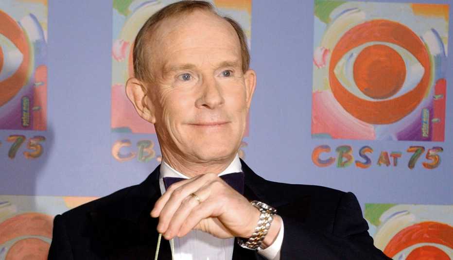Comedian Tom Smothers does yo-yo tricks during arrivals at CBS's 75th anniversary celebration