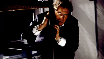 Harrison Ford hiding beside to the table in Air Force One