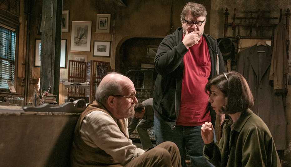 Guillermo del Toro directs Richard Jenkins and Sally Hawkins on the set of THE SHAPE OF WATER.