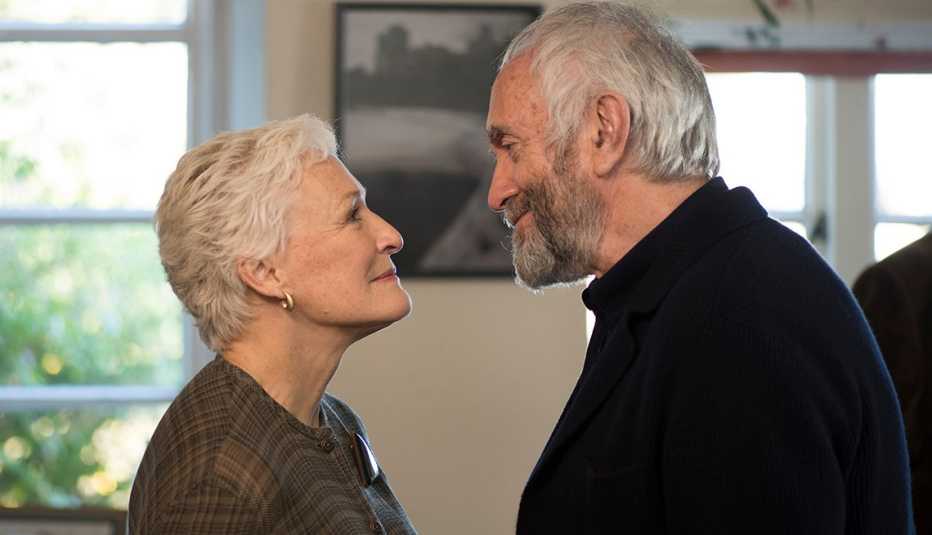 Glenn Close looking at Jonathan Pryce in "The Wife"