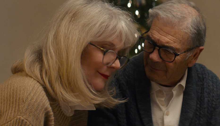 Blythe Danner and Robert Forster looking at each other in What They Had