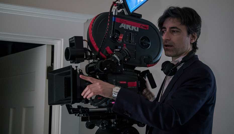 A behind the scenes photo of Noah Baumbach directing the film Marriage Story