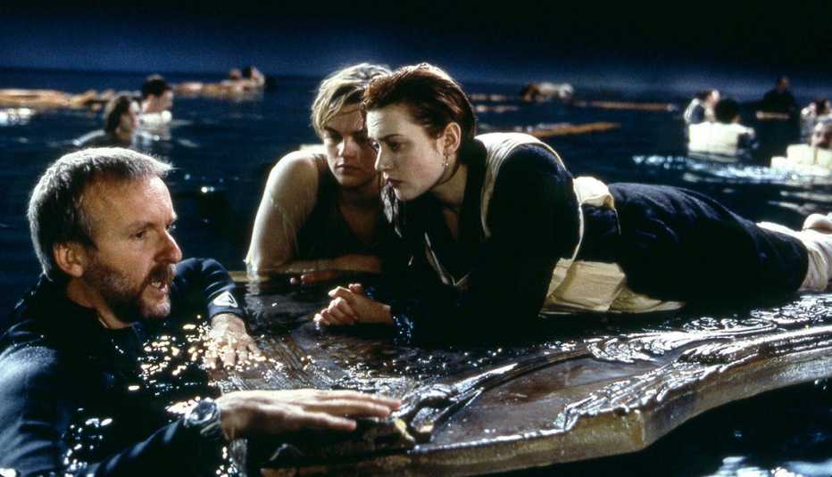 James Cameron, Leonardo DiCaprio and Kate Winslet in the water of the door scene on the set of Titanic