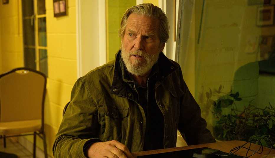 Jeff Bridges stars as Dan Chase in the television series The Old Man