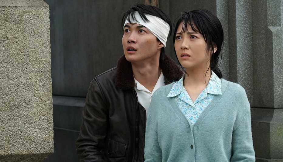 Ryunosuke Kamiki and Minami Hamabe star in the film "Godzilla Minus One."