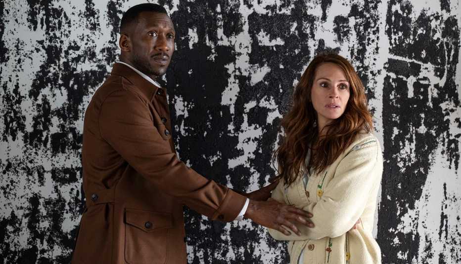 Mahershala Ali and Julia Roberts in a scene from the Netflix film "Leave the World Behind."