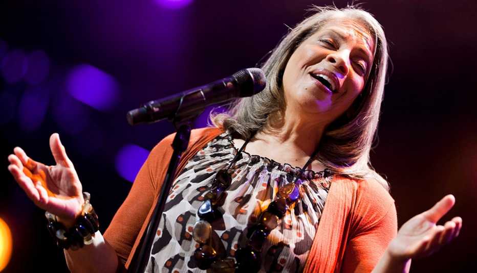 Patti Austin, Singer, On Stage, Performance, Concert, Microphone, Five Tips For Aspiring Singers