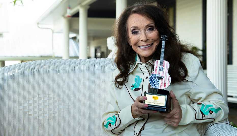 Loretta Lynn holding up her Cracker Barrels Country Legend Award on September 13, 2019 