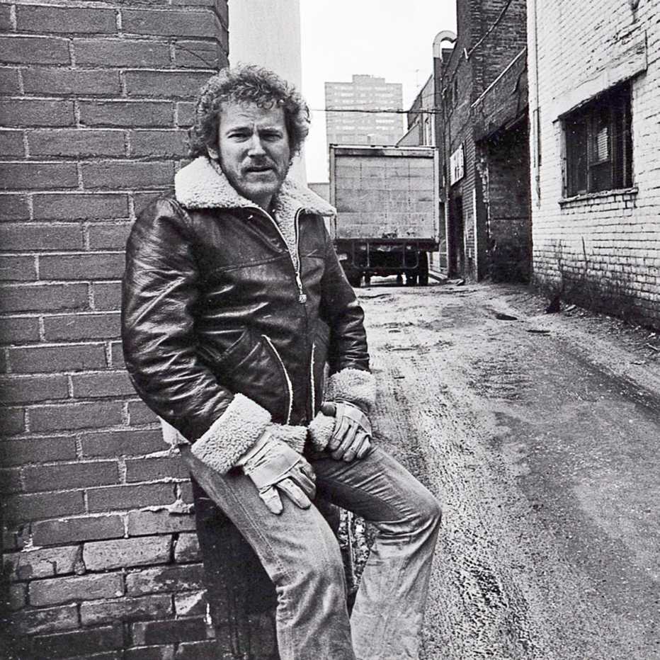 Gordon Lightfoot being interviewed by the Toronto Star's Peter Goddard at the Pilot Tavern in 1975. 