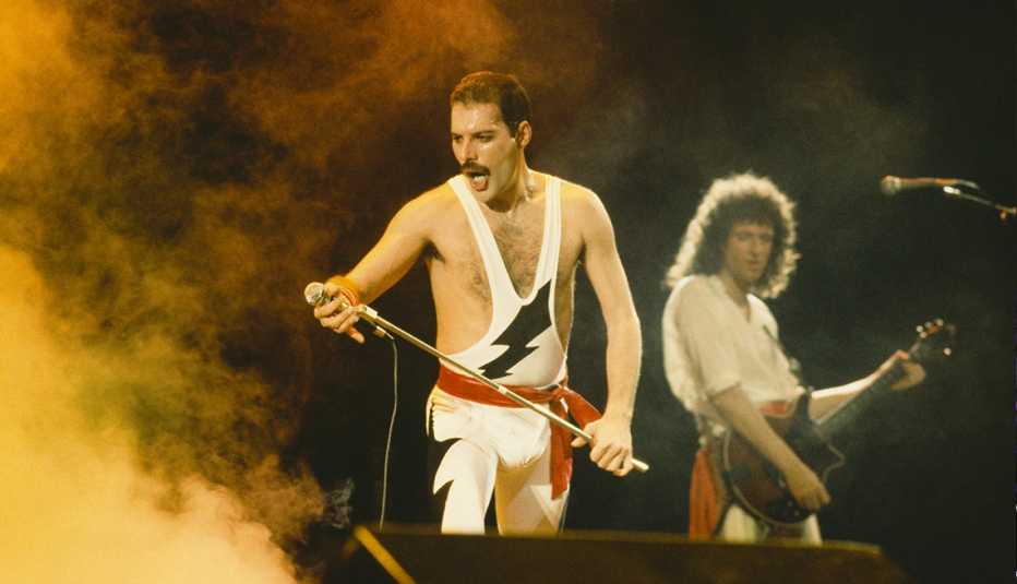 Freddie Mercury y Brian May de Queen Rock actúan en el escenario del Festival de Río