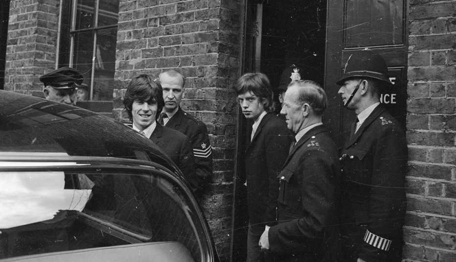keith richards and mick jagger in nineteen sixty five seen leaving a courtroom