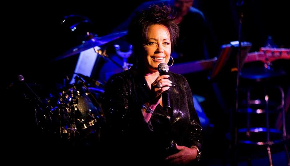 Kelly Lang holding a microphone during her performance in Nashville, Tennessee