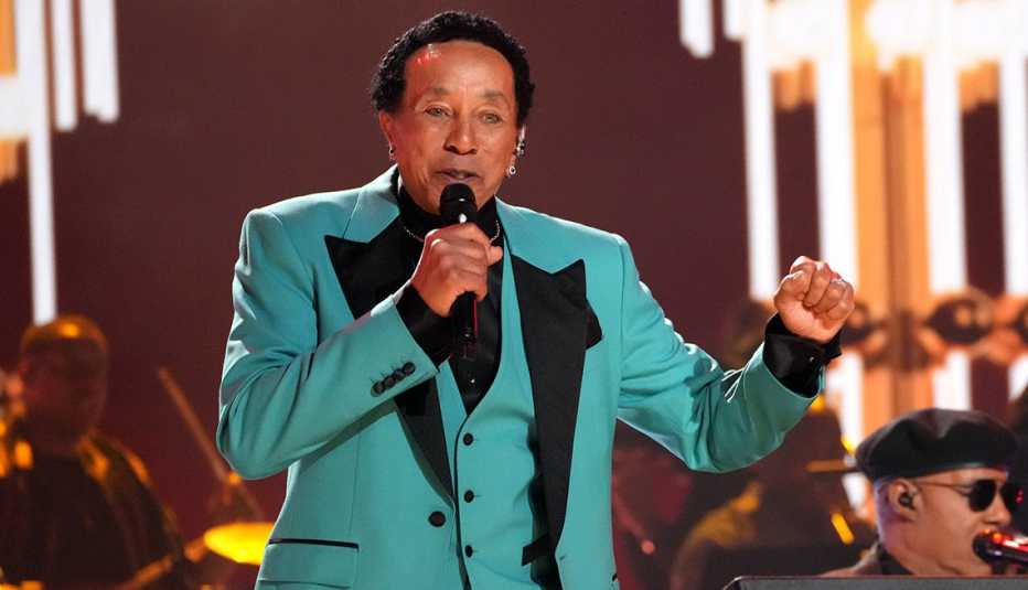 smokey robinson performs with stevie wonder at the 65th grammy awards in los angeles