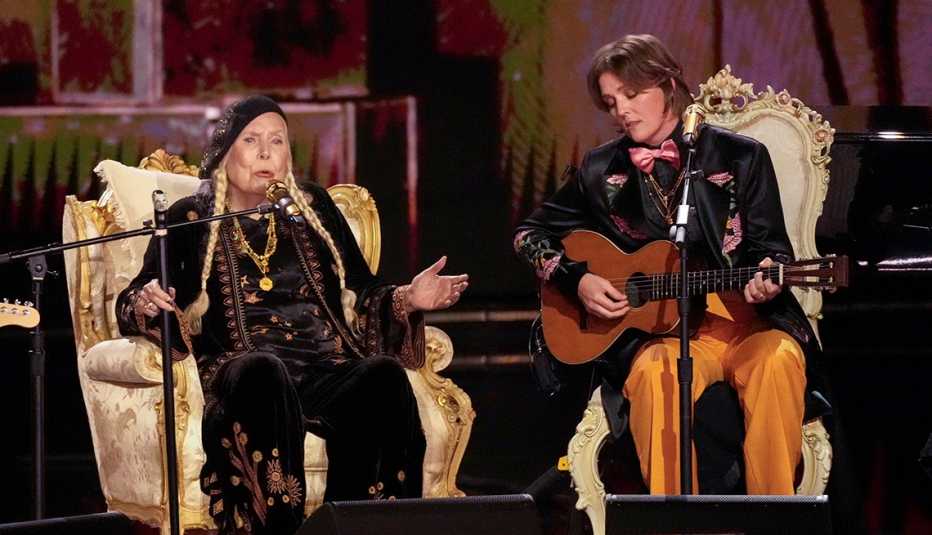 Joni Mitchell and Brandi Carlile perform together at the 66th annual Grammy Awards