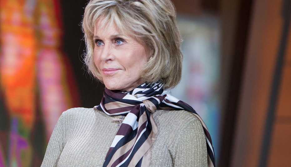 Jane Fonda, Swivel to one shoulder