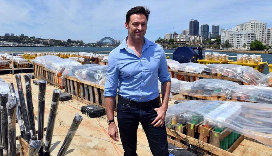 Hugh Jackman in jeans that fit right at the natural waist 