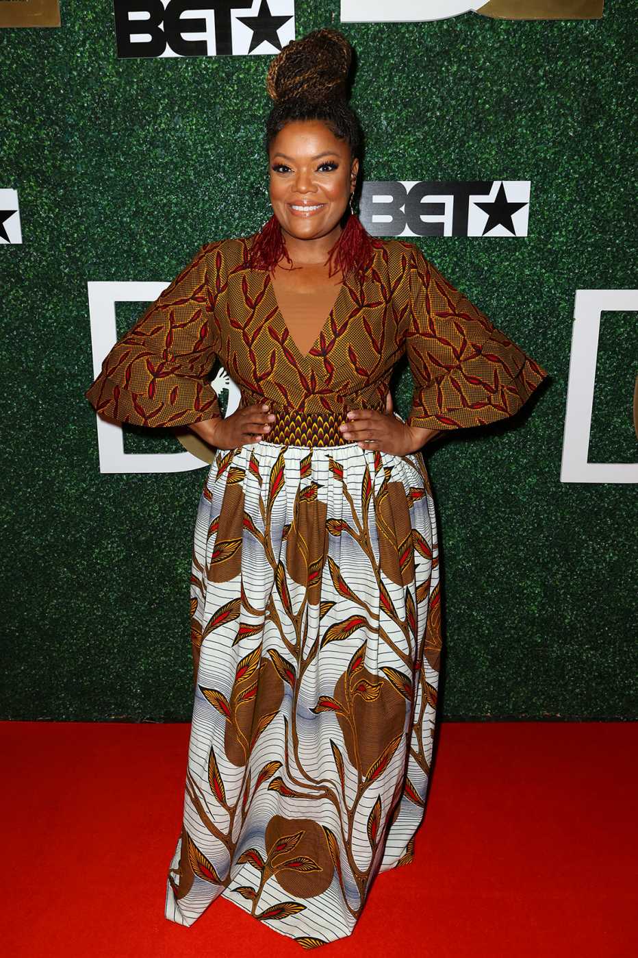 Yvette Nicole Brown on the red carpet at The Diaspora Dialogues' 3rd Annual International Women Of Power Luncheon