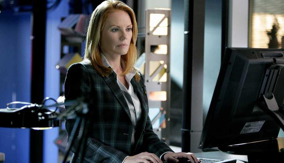 Marg Helgenberger working on a computer as Catherine Willows in the television show C S I