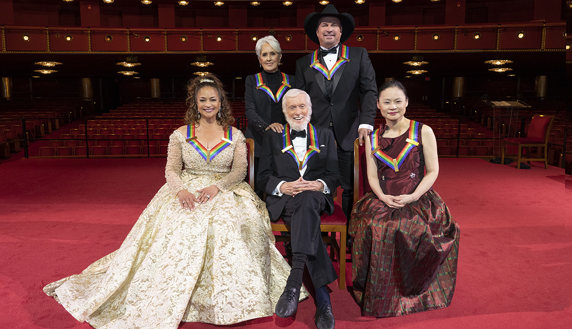 Debbie Allen, Joan Baez, Dick Van Dyke, Garth Brooks and Midori Goto pose for a photo together at the 43rd Annual Kennedy Center Honors in Washington DC