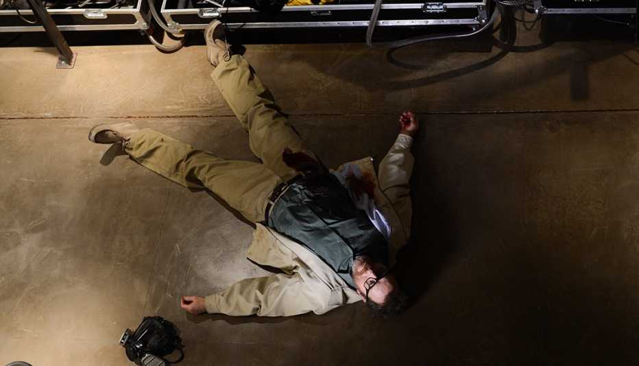 Bryan Cranston lies on the ground wounded in Breaking Bad