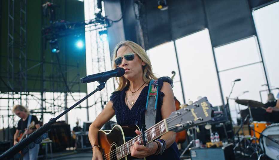 Sheryl Crow plays the guitar onstage