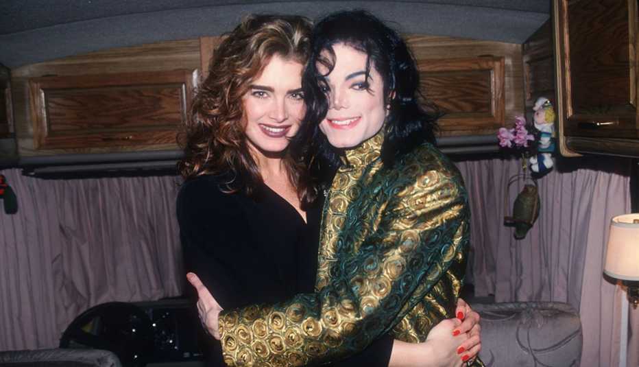 Brooke Shields hugging Michael Jackson at the 1993 Grammy Awards