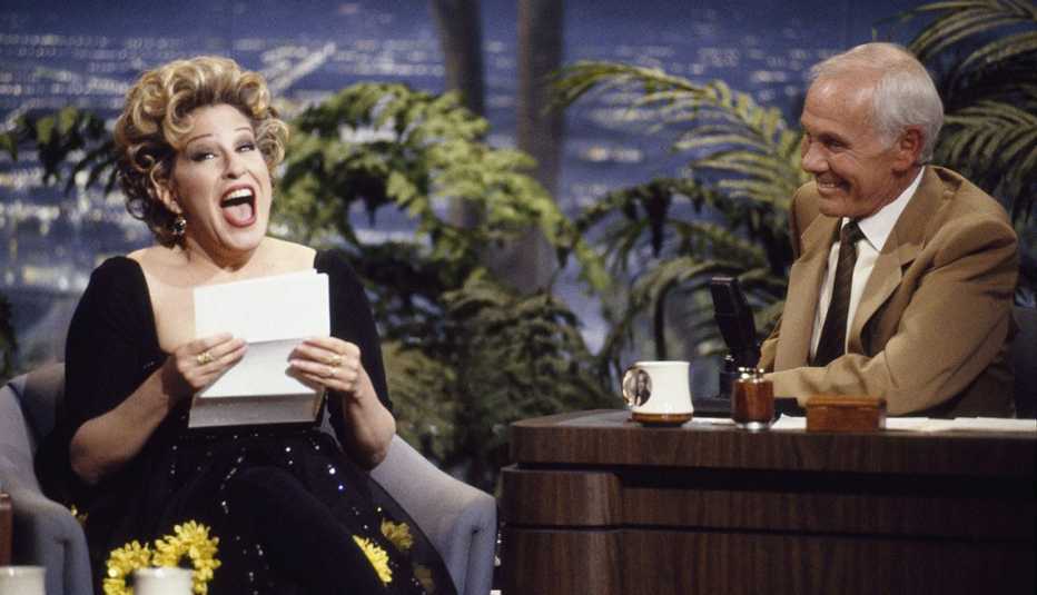 left bette midler right johnny carson on johnny carsons last episode of the tonight show