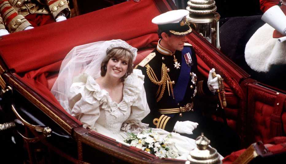 princess diana and prince charles in a carriage after their wedding in nineteen eighty one