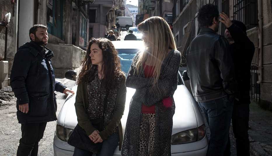 actors on the set of the turkish telenovela kadin
