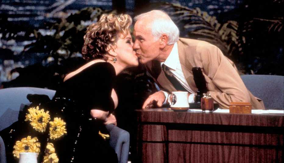 bette midler kisses johnny carson on his last episode hosting the tonight show