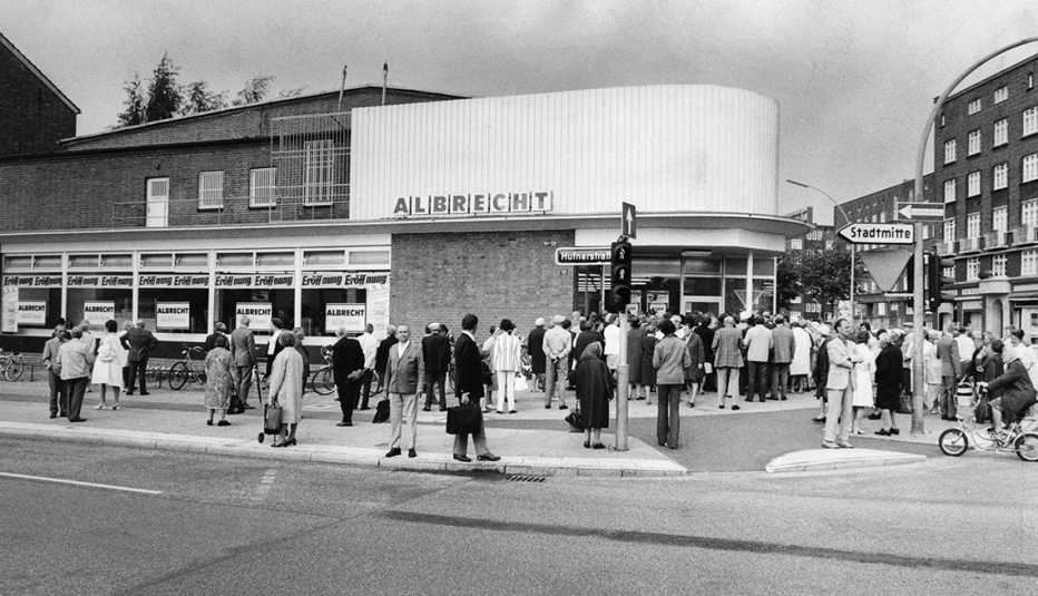 a black and white photo of an aldi opening in germany