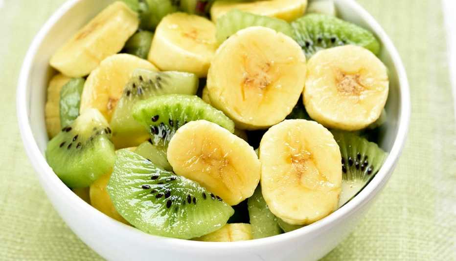 Fruit salad with kiwi and banana will help you sleep 